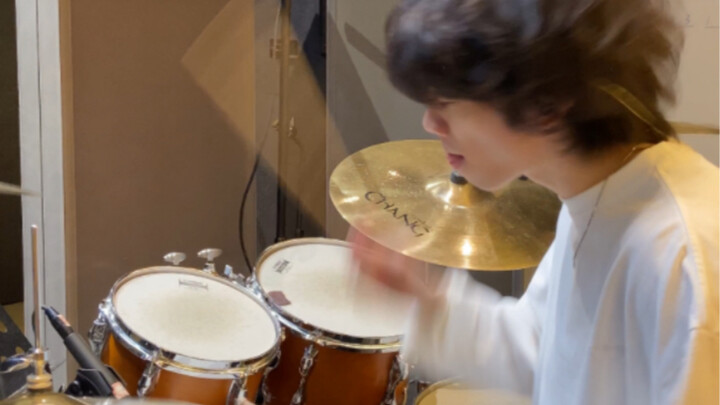 إنه يفهم، إنه يفهم أنني لا أستطيع أن أقدّم لك ما تستحقه | الطبول في أغنية «شان هاي»