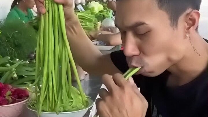Orang Thailand makan semangkuk mie, bisa habiskan berapa kilo area hijau?