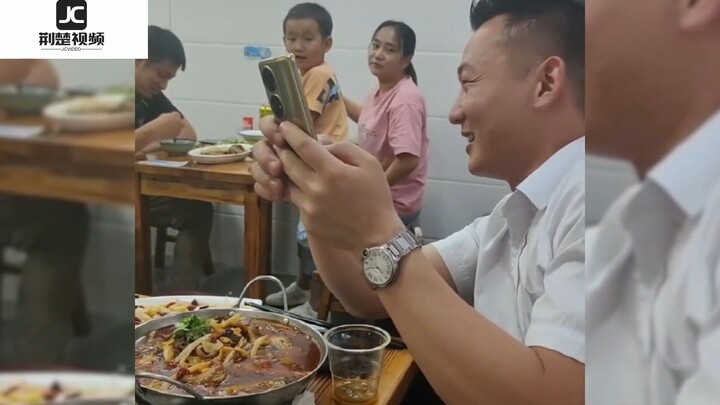 หนุ่มร้องเพลง “ผู้กล้าผู้โดดเดี่ยว” แล้วส่งรหัสลับให้เด็กน้อย แต่เจ้าตัวเล็กกลับโชว์ความกล้าแบบไม่เก