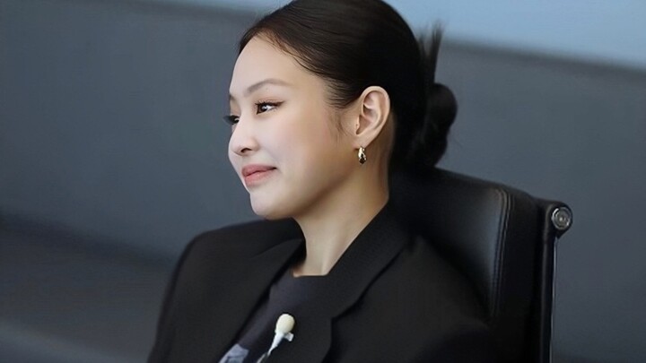 "ในขณะที่คุณคอยสงสัยและใส่ร้าย อาชีพของพี่สาวก็รุ่งเรืองไปไกลแล้ว"