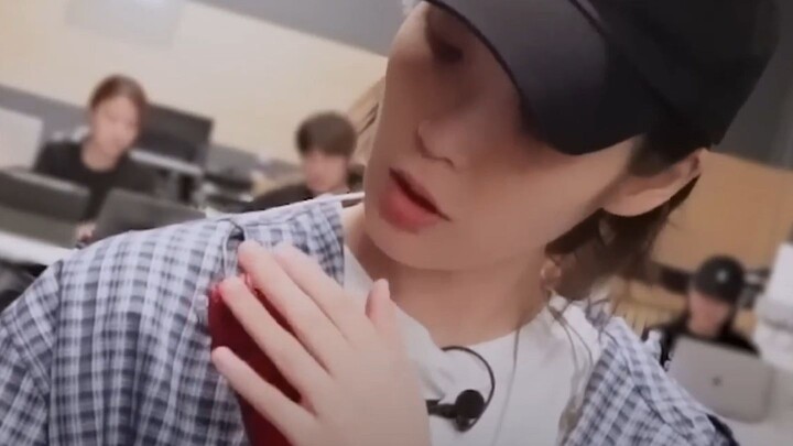 Bí mật ẩn giấu đằng sau chiếc micro màu đỏ của IU