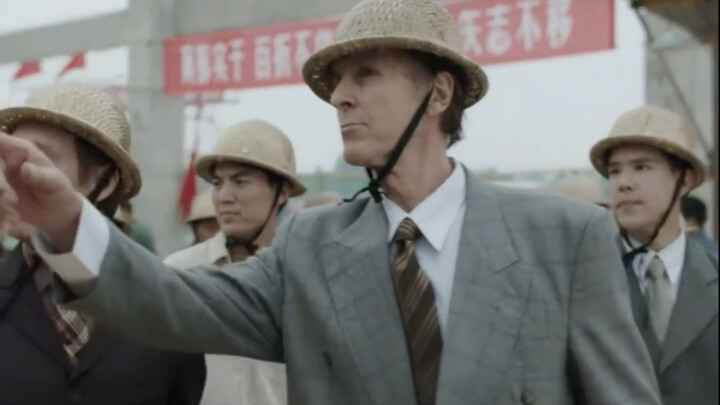 Pekerja menuangkan beton dengan semen, dan para ahli asing mengatakan itu konyol dan segera menghent