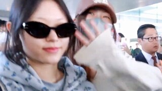 Cười ngất! Kính râm sân bay của Haerin bỗng nhiên bị lộn ngược ra ngoài!