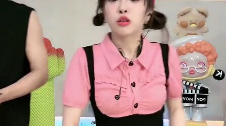 بيعت كل المنتجات التي جهّزها شياو هوانغ خلال نصف ساعة، فما كان أمامه إلا بث المحتوى الترفيهي.. وصادف