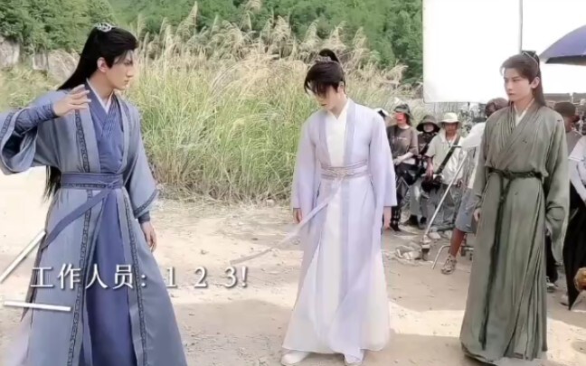 “Lotus楼” behind-the-scenes: Little Bao’s already tattling—“He’s been hitting me all afternoon! Beat 