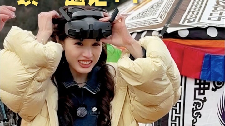 بمجرد ارتداء النظارة، تختفي يداك ورجلاك: شاهد يا تشي وهي تُحرج نفسها على الهواء!