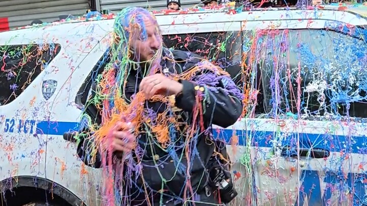 ตำรวจนิวยอร์กฉลองตรุษจีนที่ไชน่าทาวน์ถูกประชาชนพ่นสีใส่ แต่ยังยิ้มแย้มแจ่มใส ไม่แพ้เจ้าหน้าที่ไอซ์เล