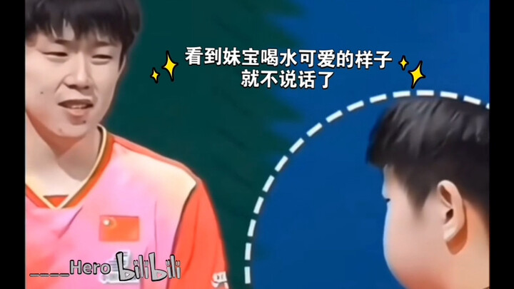 Lúc đầu anh ấy đang nói chuyện—nhìn thấy cô ấy uống nước thì cũng im luôn “Sa Đầu”