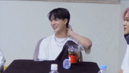 Đây chính là niềm vui của một idol trưởng thành sao? Không chắc lắm, xem lại lần nữa chắc chắn là mì