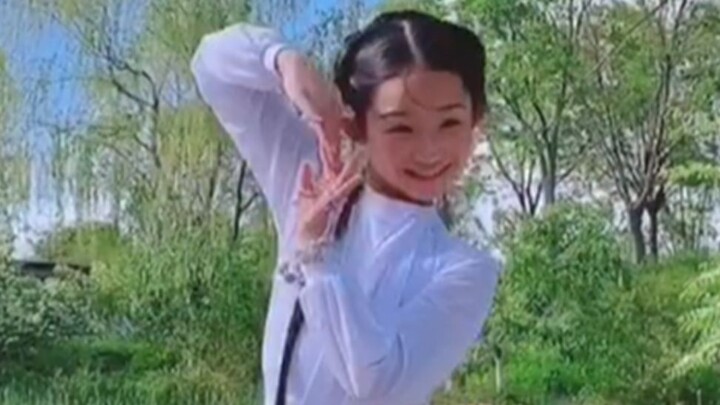 The little lotus hangs down in a bun, the fairy pond is a little happy, and the beautiful woman wipe