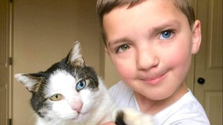 Bocah laki-laki Amerika berusia 7 tahun mengalami intimidasi karena mata aneh dan bibir sumbing, ia 