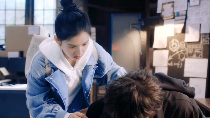 [Chen Feiyu & Zhang Jingyi] He blatantly pulls her into his arms, then grins mischievously after get