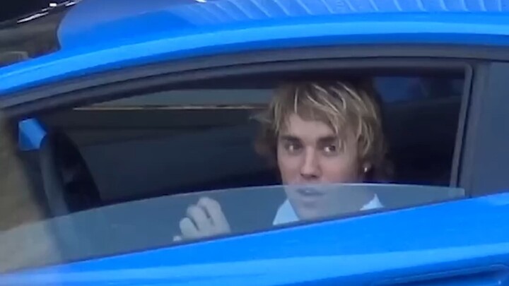 Justin Bieber cảm ơn cánh paparazzi đã giúp anh tránh bị vấp ngã vì dây điện thoại