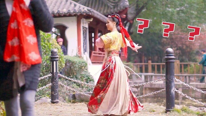 Tari di taman, bajunya sama persis! Kok rokku malah melilit di leher tante???