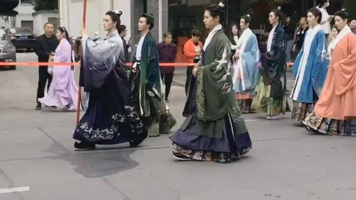 Người trên đường như ngọc, thiếu công tử đời này chẳng ai sánh.