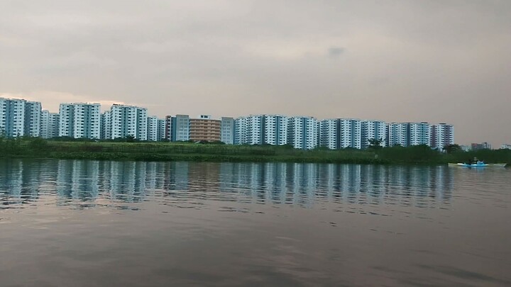划皮划艇时间到了。  🚣‍♂️ 乌塔拉, 达卡, 孟加拉国  ..... It's kayaking time. 🚣‍♂️ Uttara, Dhaka, Bangladesh