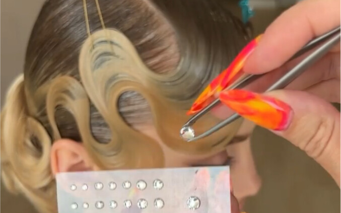 Tặng chị em một kiểu tóc gợn sóng nhé!