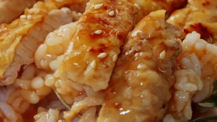 Although this pork cutlet rice isn’t deep-fried, trust me, you really won’t be able to leave a singl