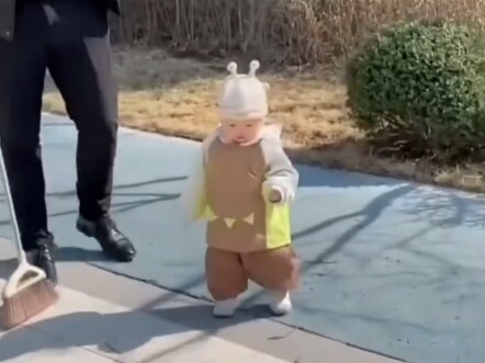 วิธีที่คุณพ่อทำเมื่อคุณแม่ให้ลูกน้อยเดินเองนั้นคาดไม่ถึงเลย