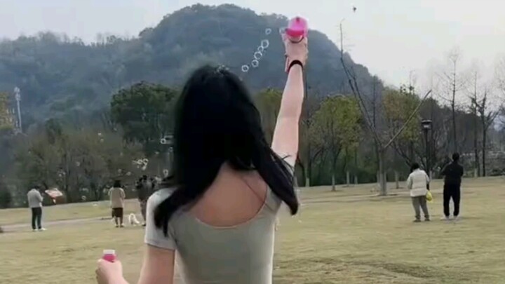 ด้านหน้าและด้านหลังภูเขามีแต่ความโศกเศร้า และไม่มีอิสรภาพไม่ว่าจะมีลมหรือไม่มีลมก็ตาม