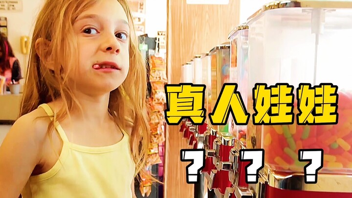 Trong máy gắp búp bê xuất hiện hẳn búp bê người thật, hóa ra là lũ trẻ nghịch ngợm bày trò đủ kiểu –
