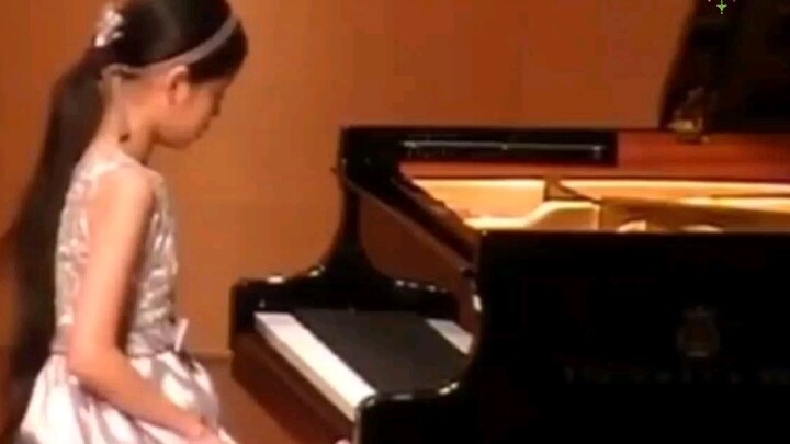 Ouyang Nana benar-benar memainkan piano dengan sangat baik