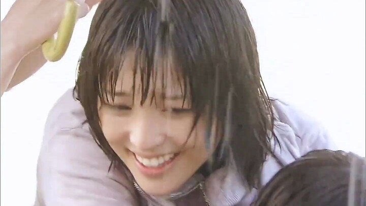 วันแรกที่เด็กหญิงไปโรงเรียนเกิดสาย พอคุณครูเห็นท่าทางการเดินของเธอถึงกับหลั่งน้ำตา ตัดต่อคลิปภาพยนตร