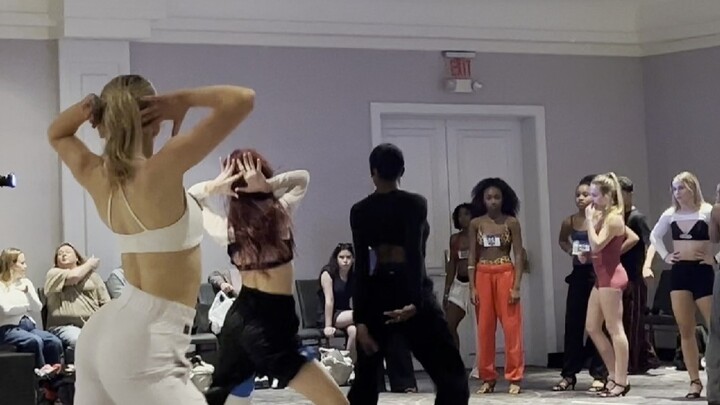 เต้นรำสังสรรค์กับเพลง "Peekaboo" ของ Kendrick Lamar