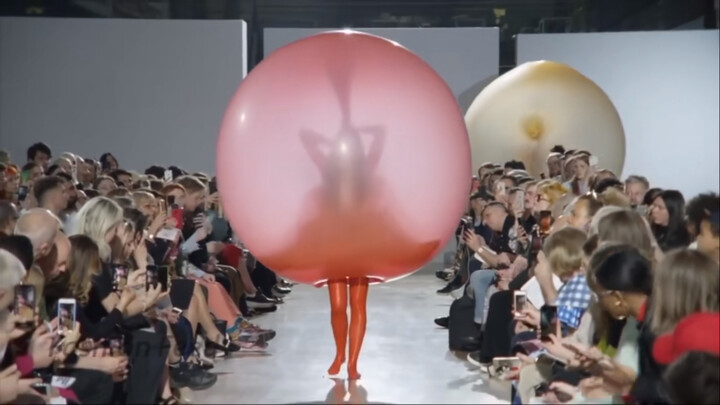 Life|Balloon clothing catwalk show