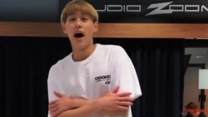 ไม่มีทางที่จะมีแค่ฉันคนเดียวที่ไม่รู้ว่าการเต้นท่าทางเพลง Everything ยังมีตอนต่อไปนะหรือ