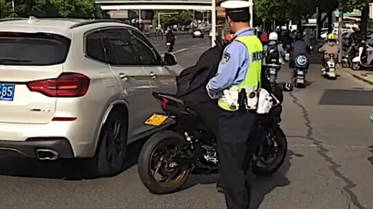 โอ้โห! ท้าดวลกับตำรวจจราจรที่บังคับใช้กฎหมายมืออาชีพที่สุดบนอินเทอร์เน็ต!