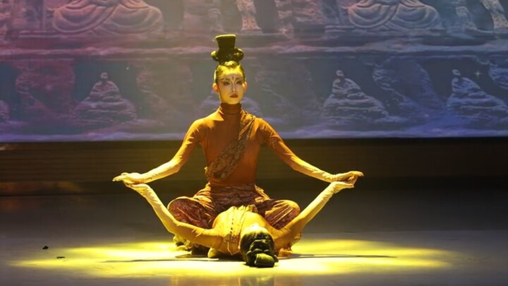 Tarian Pasangan Wanita yang Erat – Tarian Lily di Gua Buddha