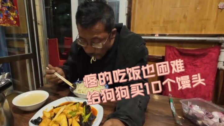 Người đau đến mức đi không nổi, vào nhà hàng ăn một bát mì thôi, còn mua cho chó 10 cái bánh bao