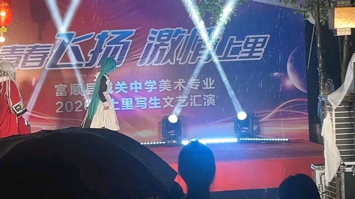 أول شخص يتقن رقصة كوس تشي تشي! (أعتقد ذلك ههههه) لم نتدرب على الرقص جيدًا بعد، يا للعار!!!!