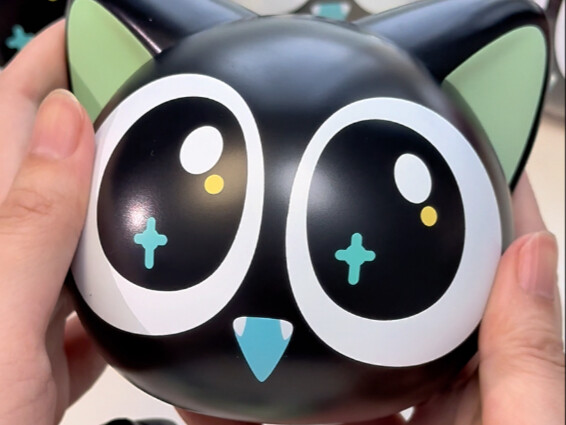 Today, let’s unbox some super cute cat-head figures! There are even accessories included.