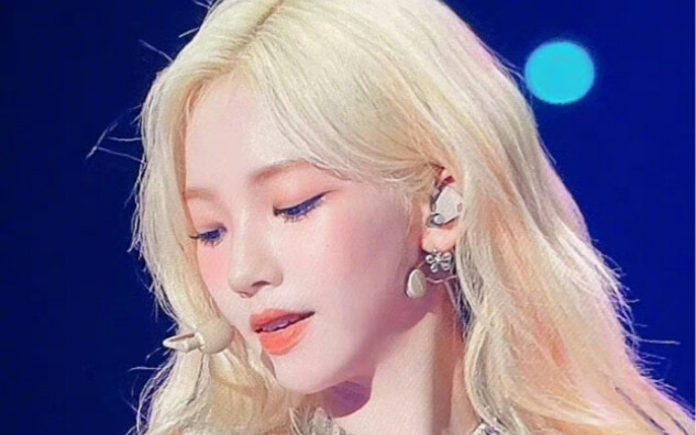 “ยูจีมิน สายรองเท้าคุณหลุดแล้ว”