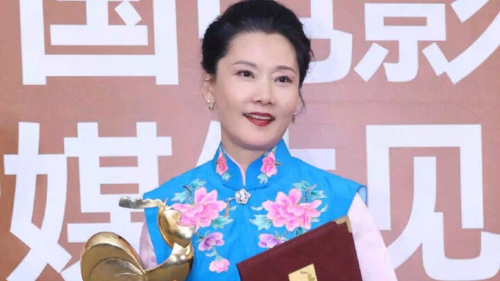 何赛飞凭借电影追月戚老师一角，获得金鸡奖最佳女主角，恭喜！