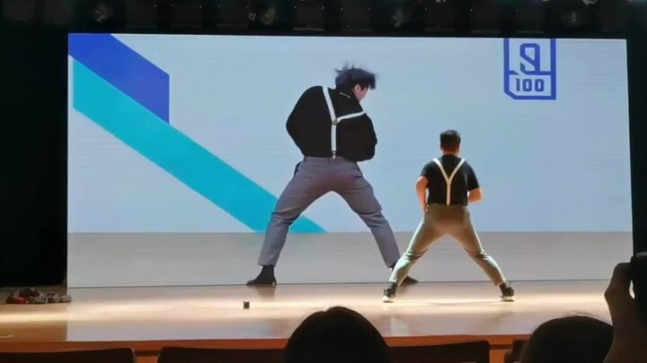 งานเลี้ยงจบการศึกษาของมหาวิทยาลัยเหรินต้า นำมีมดังบนโลกออนไลน์มาผสมผสานกันจนกลายเป็นรายการนี้...