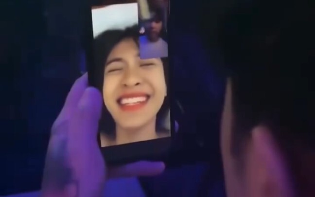 Saat bertemu pacarnya, dia tersenyum sangat bahagia