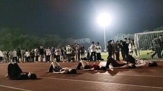 Mereka tidur di taman bermain! ?