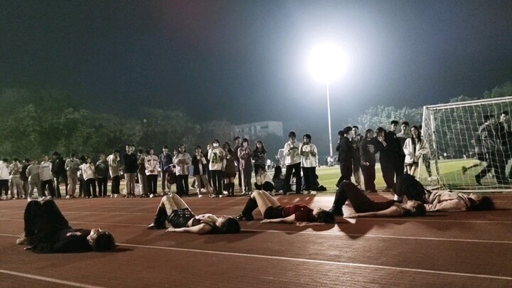 Mereka tidur di taman bermain! ?