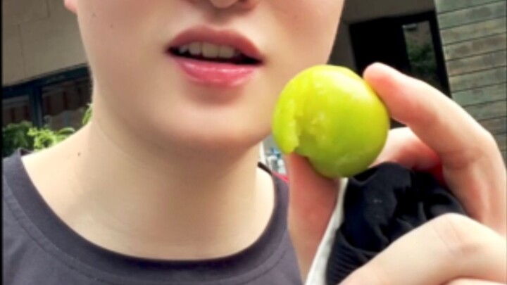 กินลูกพลัมสักลูก