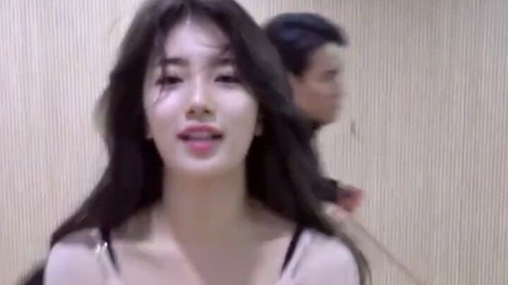 مشهد مميز لشو زي بالبلوفر الوردي! لا عجب أنها الحبيبة الأولى للشعب الكوري!