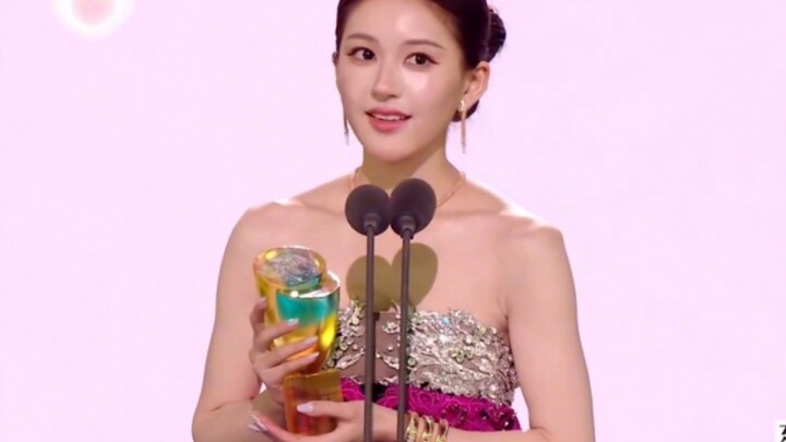 30-Second Award Speeches from All the Female Stars at the Starlight Awards!