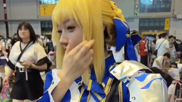 ما هذا الذي يفعله بي دبليو مع المعجبين في الحفلة!؟