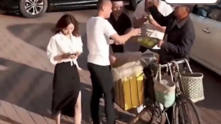 Ông lão nhìn ngây người: Cơ hội làm ăn thì thường có, còn thiếu phụ thì chẳng phải lúc nào cũng gặp