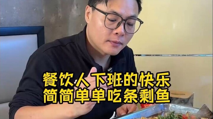 Trong cửa hàng có một con cá bị chết đuối, không bán được nên đành tự mình ăn luôn.