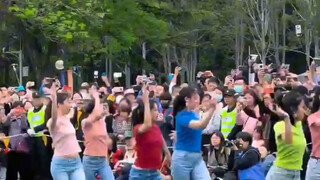 مجموعة من الطلاب المتفوقين من مختلف المحافظات، بدرجات تزيد عن 700 في امتحان القبول الجامعي، مفعمين ب
