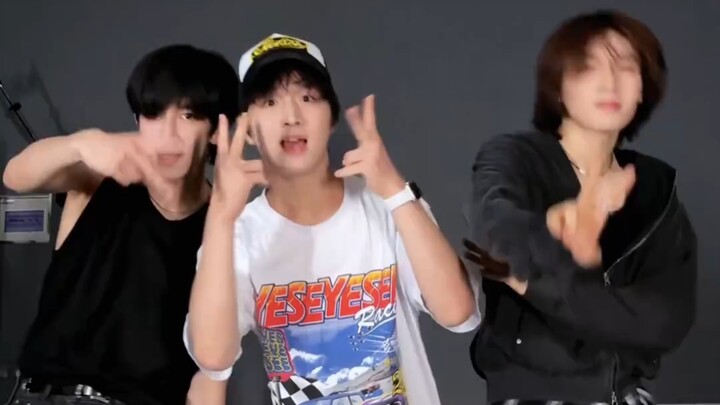 Chromosome trainees Fu Yubo, Li Noqi, and Chen Xiaofu dance to Like Jennie—A little weekend surprise