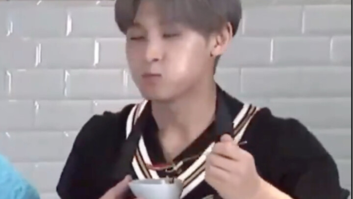 Kim Min Kyu: Tôi còn thấy rau mùi cũng ngon nữa đấy!